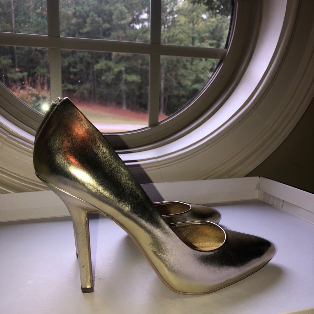 BCBG Paris Leather Pump